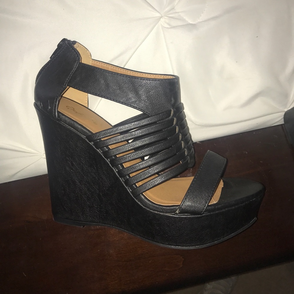 black wedges