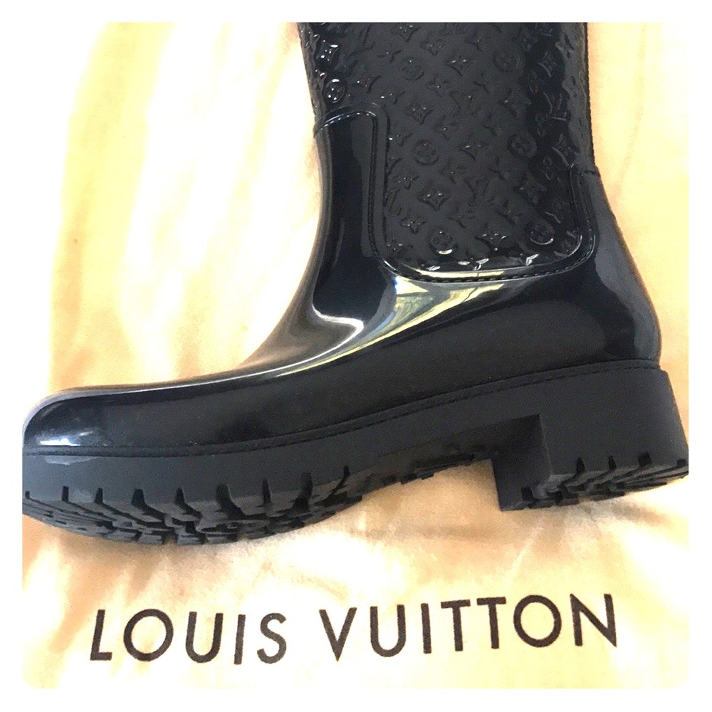 Louis Vuitton 39 or 9 rain boots with bag