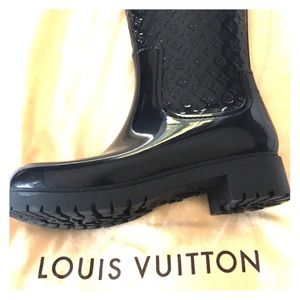 Louis Vuitton 39 or 9 rain boots with bag