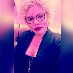 Meet your Posher, Dee