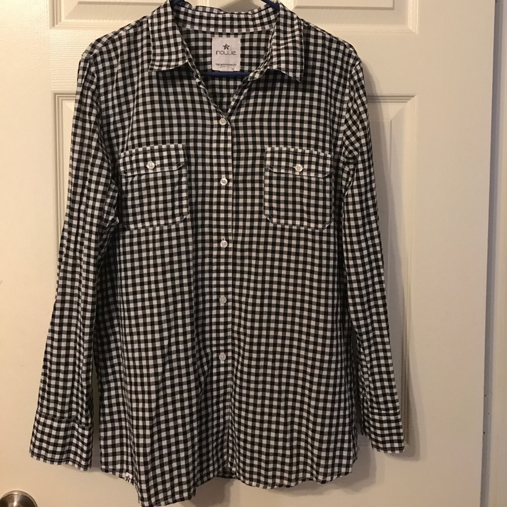 Light weight long sleeve button down top.