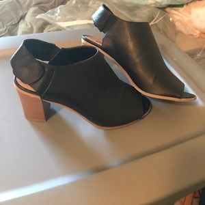 Black chunky heel peep toe