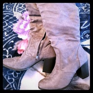 🕛ONE DAY SALE🕛Maurices Gray Suede Boots