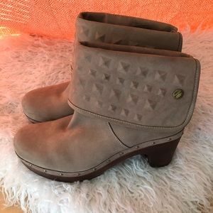 UGG® AUSTRALIA FAWN BEIGE LEATHER CLOG BOOTS