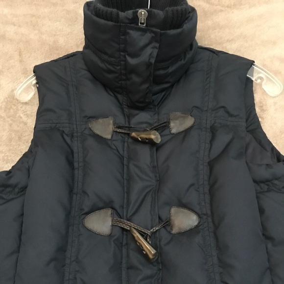 Esprit Toggle Puffer Vest - Picture 2 of 8