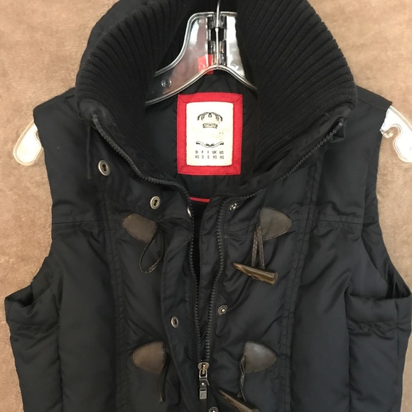 Esprit Toggle Puffer Vest - Picture 4 of 8
