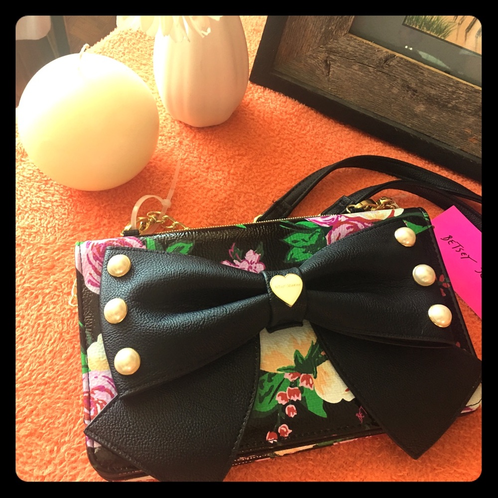 Betsy Johnson black floral purse; NWT.