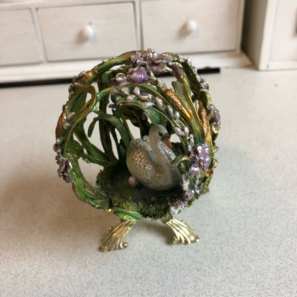 Swan figure collectible