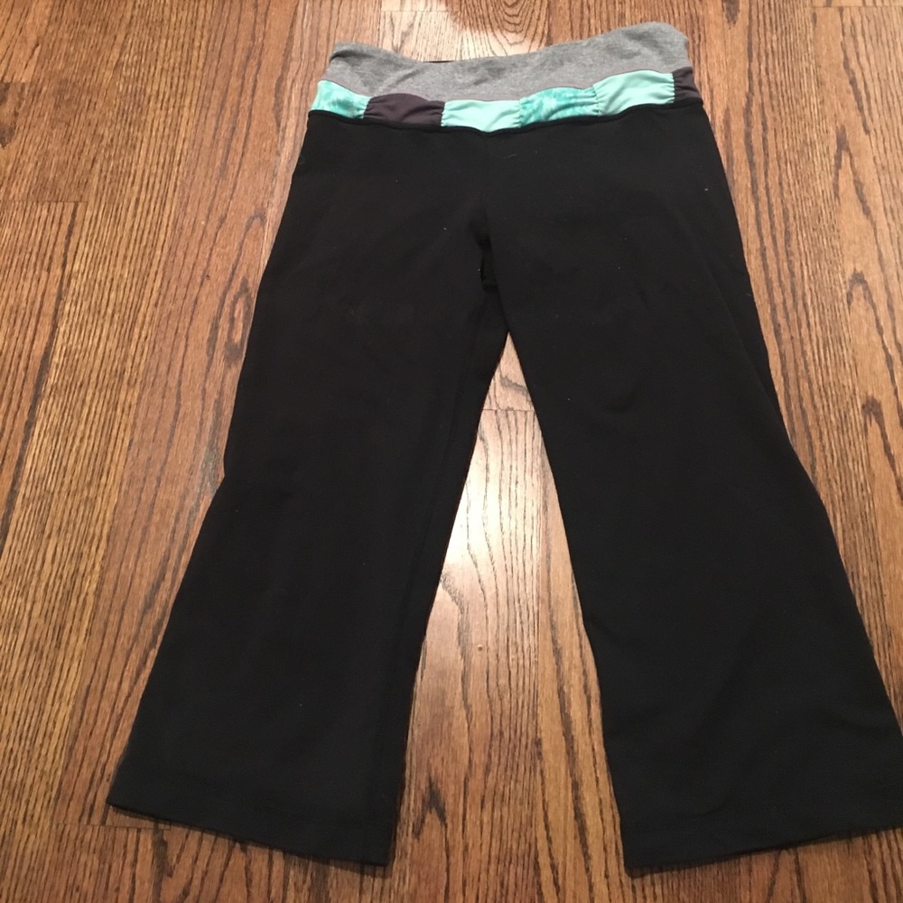 Lulu lemon black crops