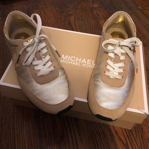 Sneakers gently used