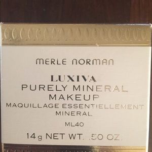 Merle Norman Luxivia Foundation Purely mineral NEW