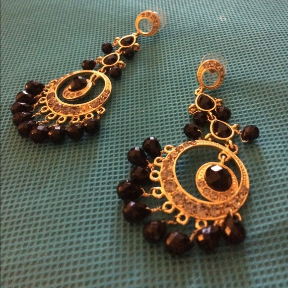 Gold chandelier black beaded earrings - Picture 3 of 4