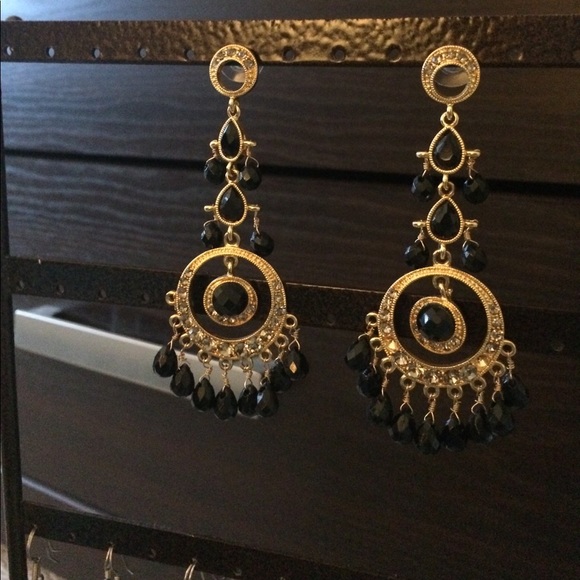 Gold chandelier black beaded earrings - Picture 4 of 4
