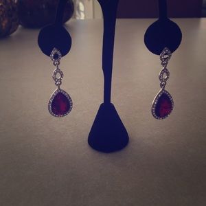 NWOT.  Tier drop earrings.