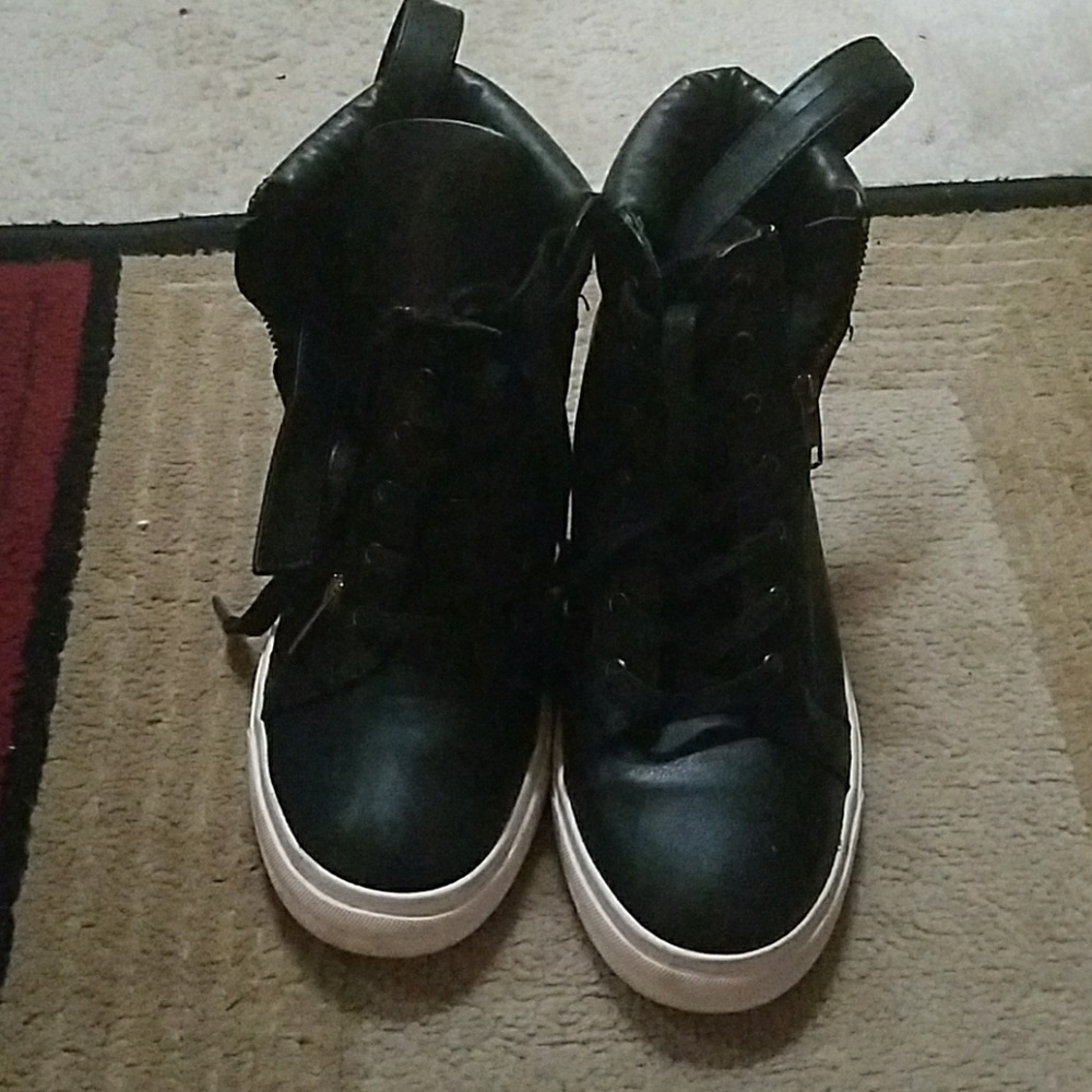 Size 9 casual sneaker shoes