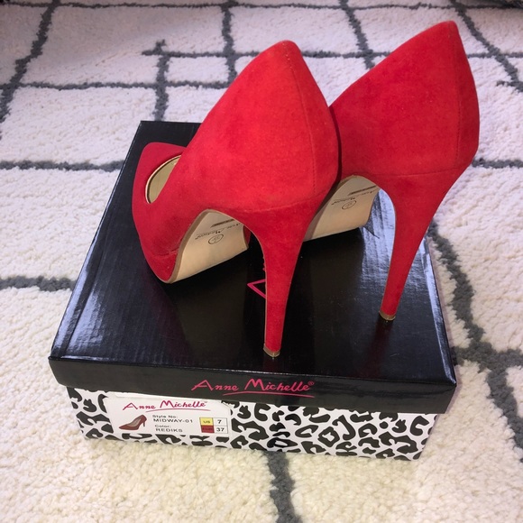 Beautiful Red Velvet Heels Size 7 - Picture 3 of 4