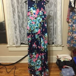 Sleeveless Floral Maxi Dress with Pockets!