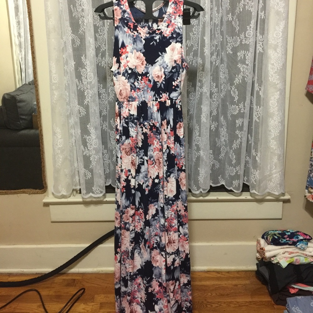 Sleeveless Floral Maxi Dress with Pockets!
