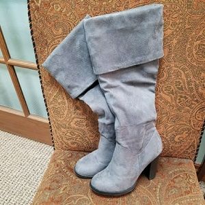 Sketchers Gray Suede Wedge Boots size 5.5