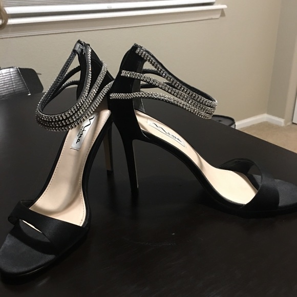 Worn once formal heels - Picture 3 of 4