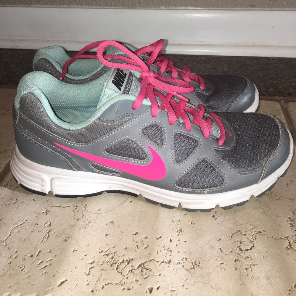 NIKE tennis shoes
