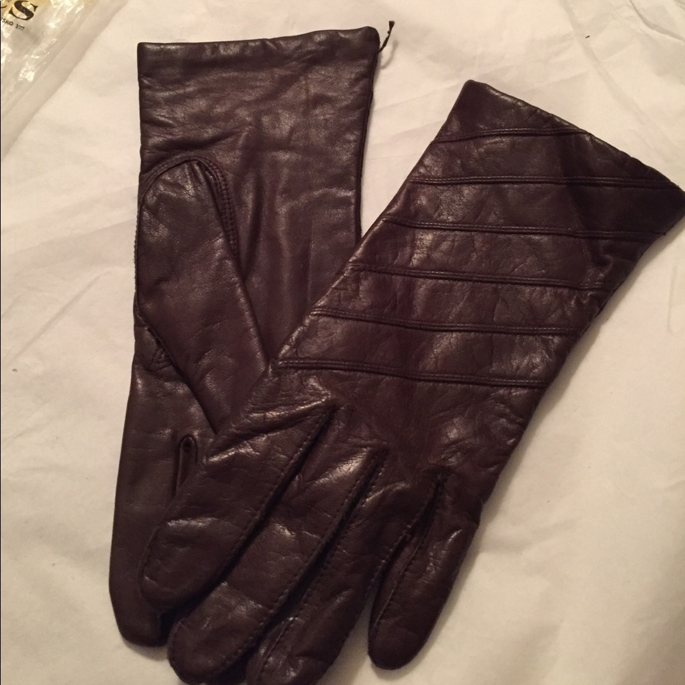 Gloves - Picture 1 of 4