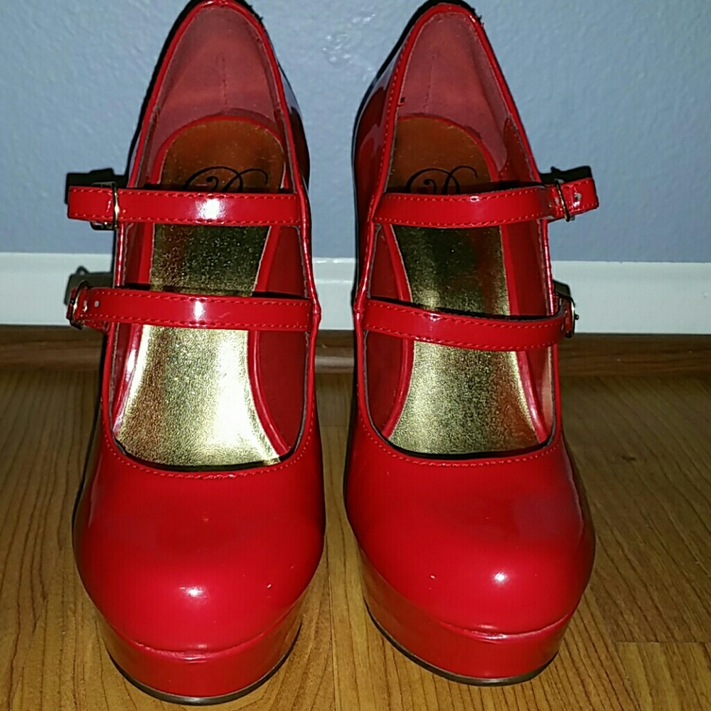 Delicious *Stephy* red Mary Jane heels!