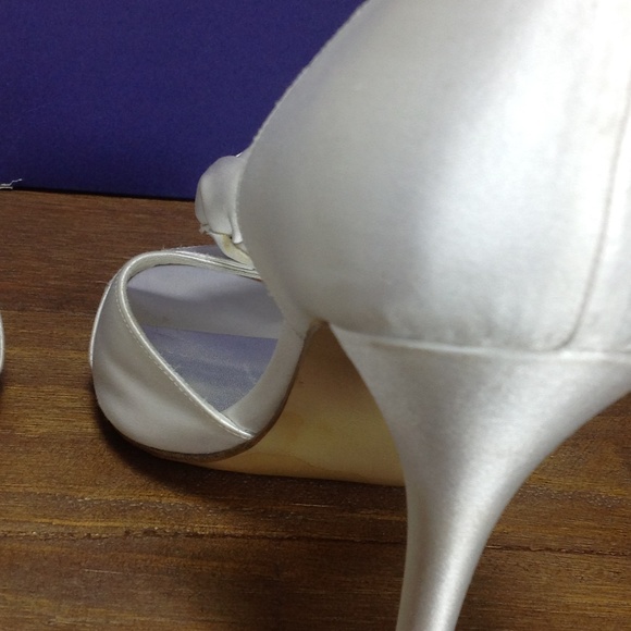 NWT Stuart Weitzman White Satin Open Toe Heels - Picture 8 of 8