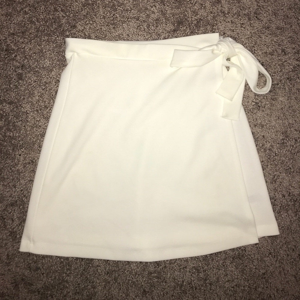 Super cute tie front skirt!!
