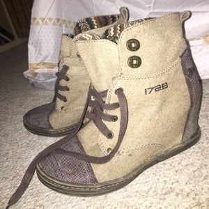 Blowfish wedged boot in great condition