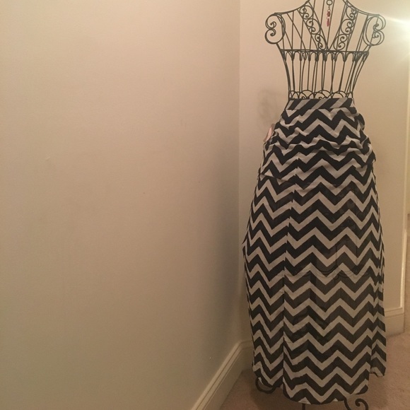 Black and White Pattern Long Skirt - Picture 2 of 2