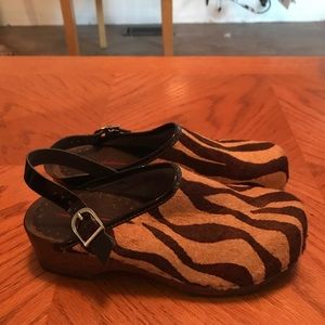 Hanna Andersson animal print clogs