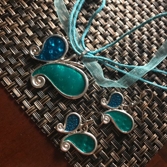 Matching Butterfly Necklace and Earing set - Picture 1 of 3