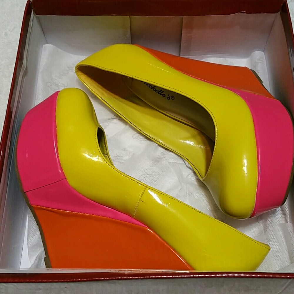 Breckelle's multi color wedges