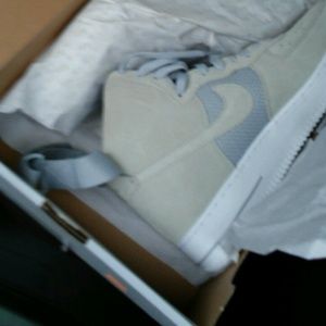 Meet your Posher, Barry