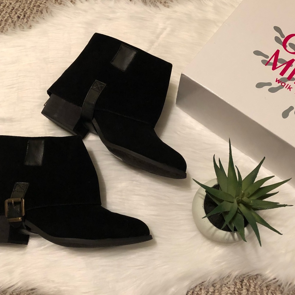 NIB Olivia Miller faux suede booties