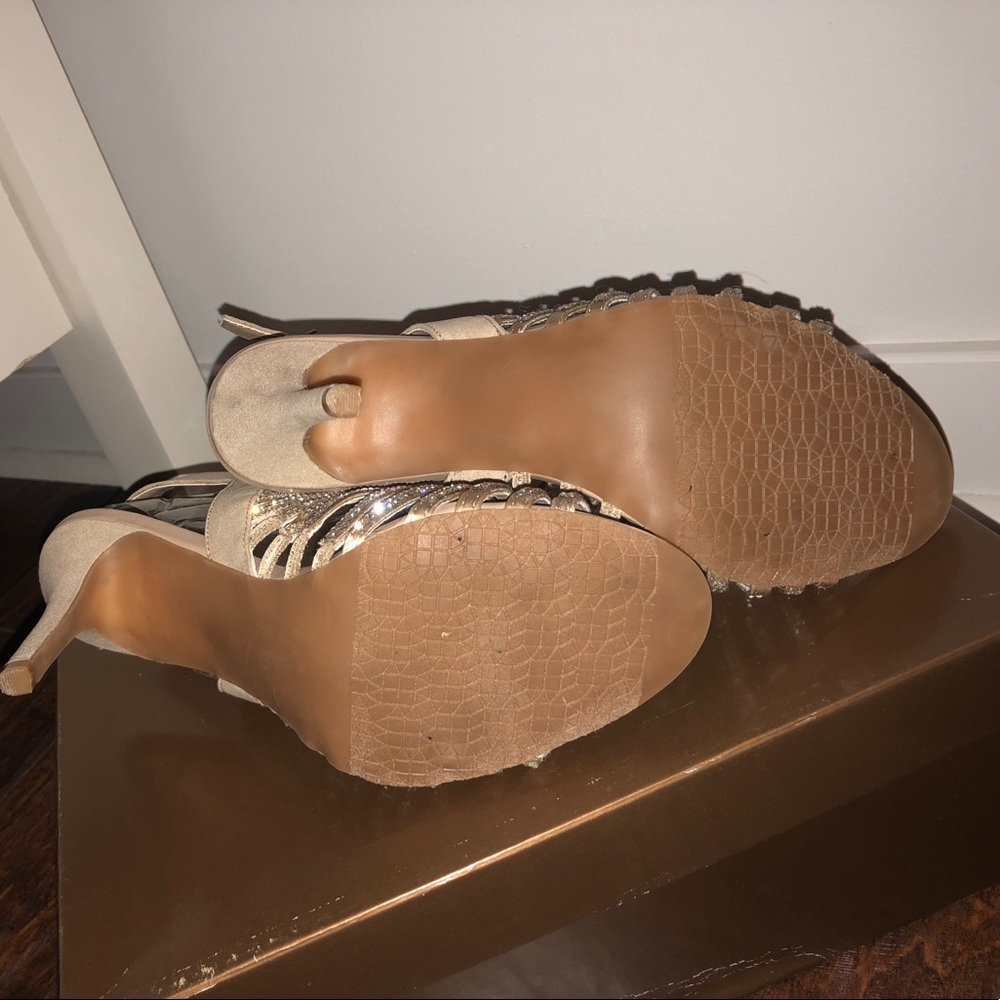 SHOES - Picture 3 of 4
