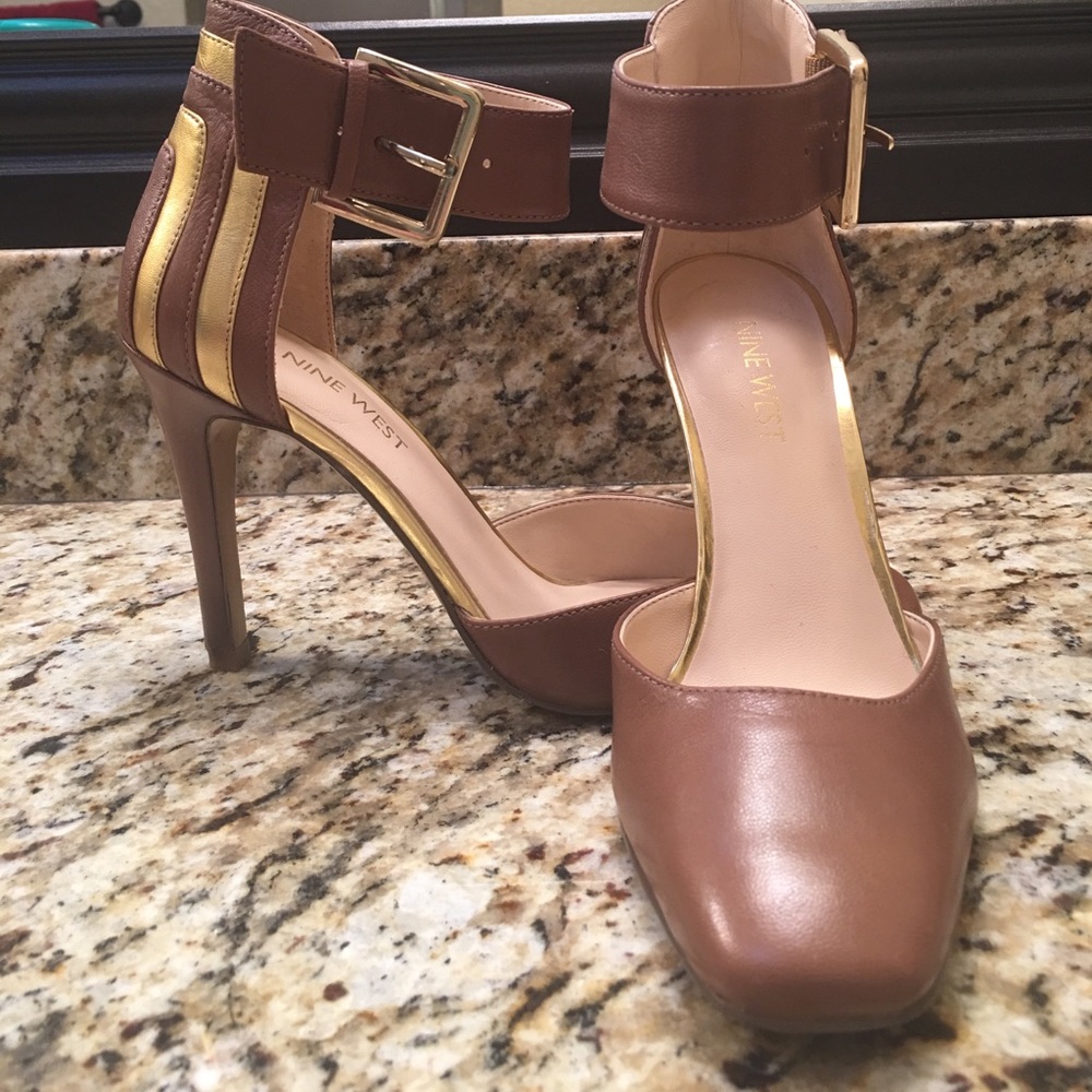 Ankle strap Nine West brown and gold pumps 👠 😍
