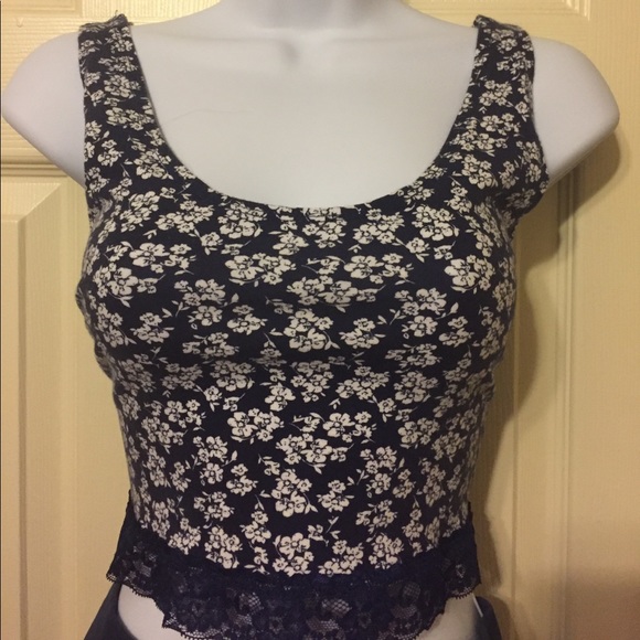 Lace crop top - Picture 2 of 3