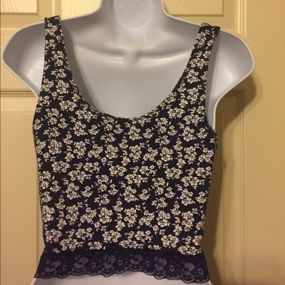 Lace crop top - Picture 3 of 3