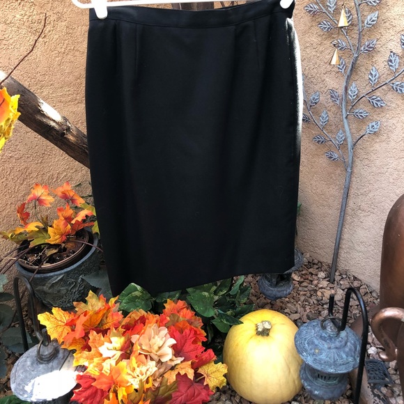 Host Pic🎉Lee Suit- Petite - Skirt & jacket🍁 - Picture 3 of 7