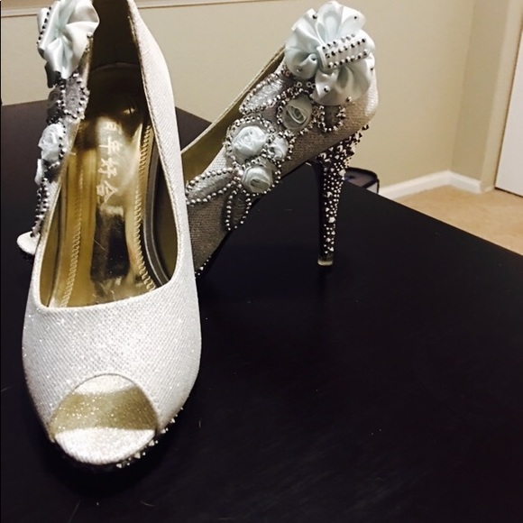 Brand new never worn formal heels - Picture 4 of 4
