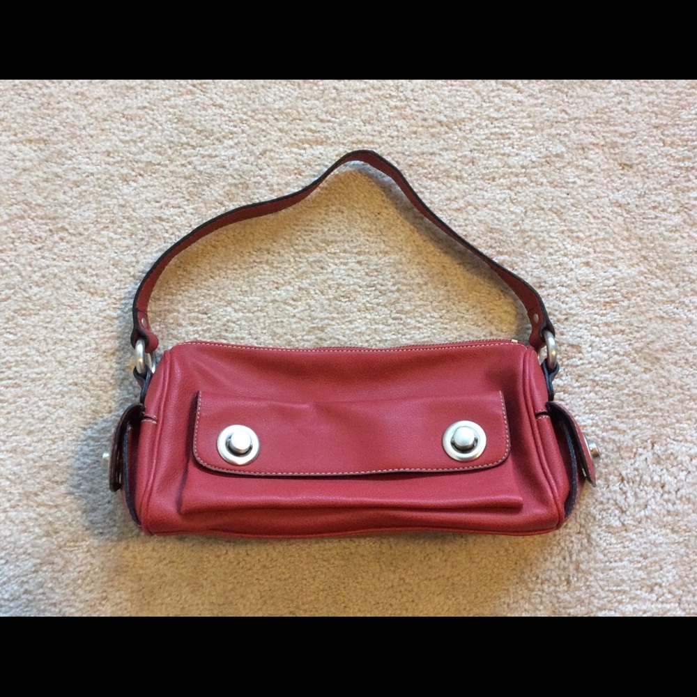 Woman’s medium size purse.