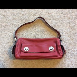 Woman’s medium size purse.