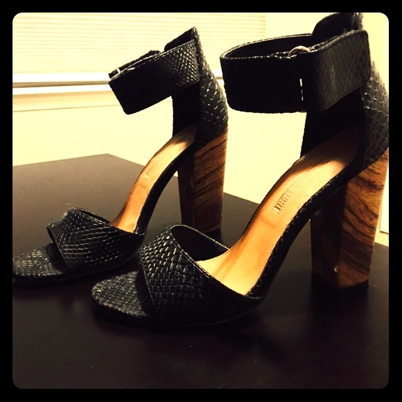 Gently used black heels - Picture 1 of 3