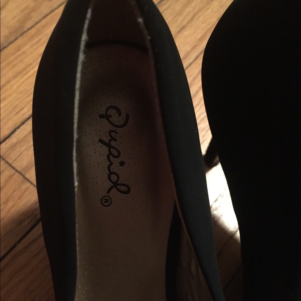 Black pumps