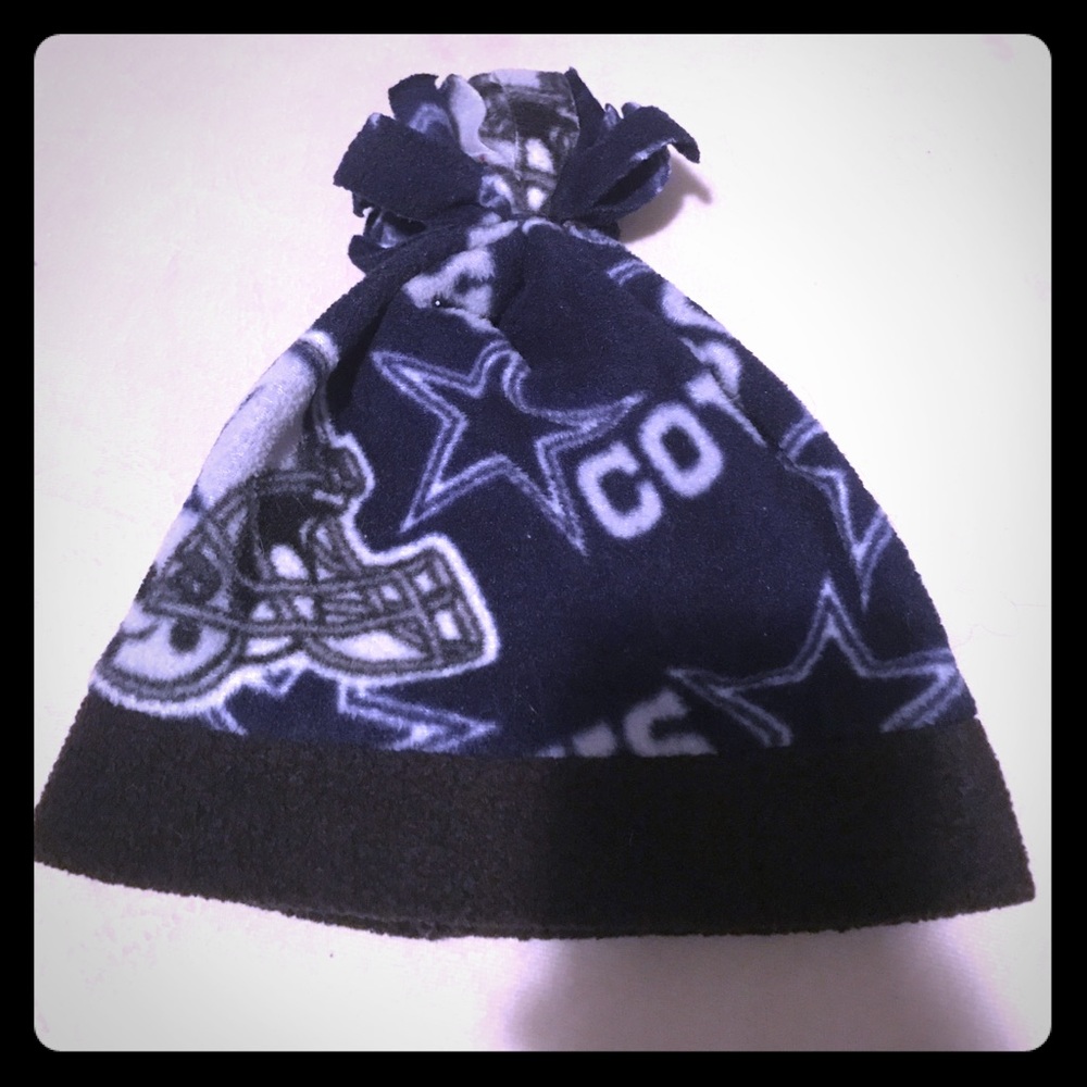 Dallas Cowboys beanie.