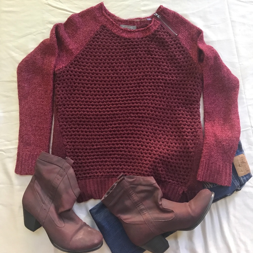 Burgundy sweater, working zipper on shoulder