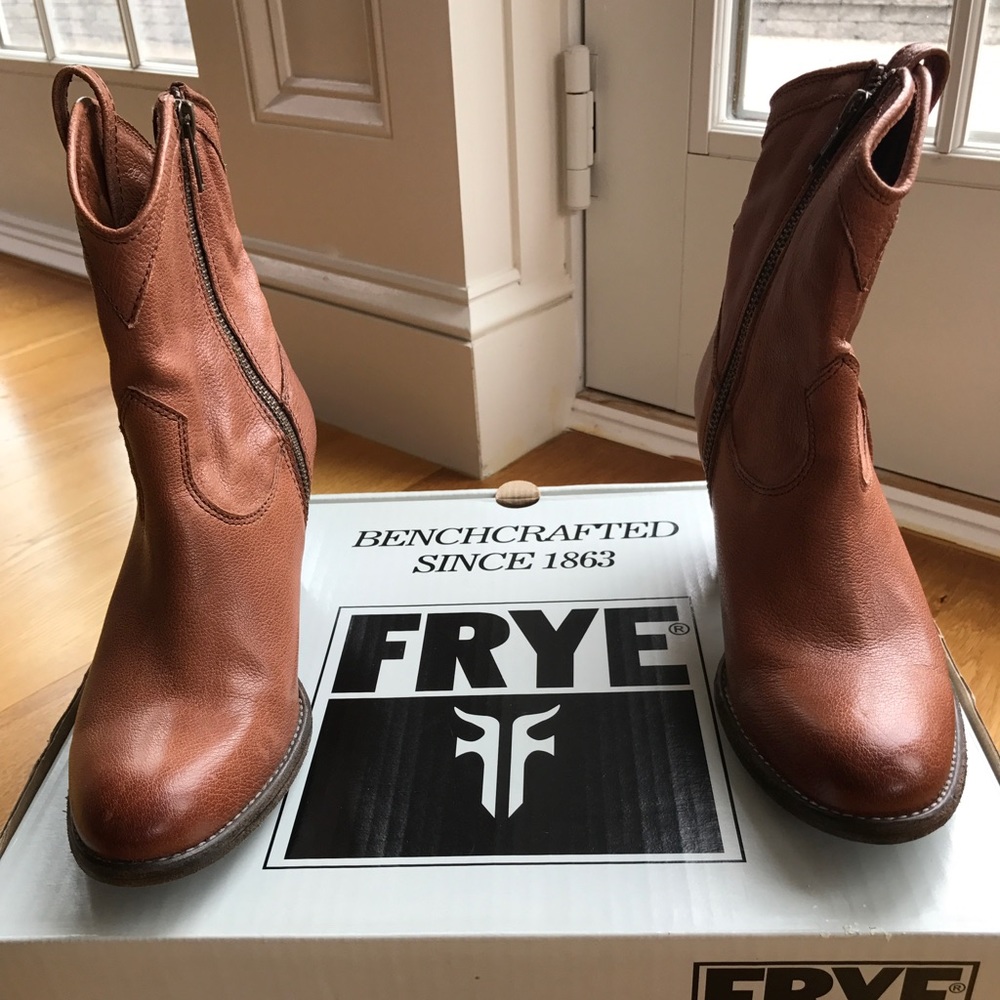 Frye ladies size 6.5 short leather boot (cognac)