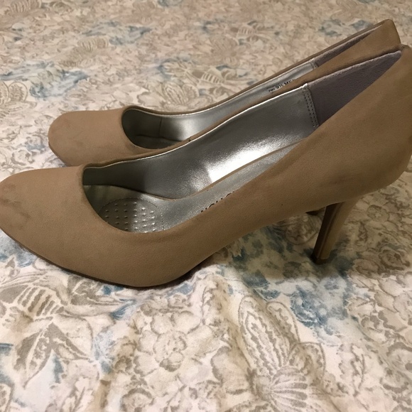 Kenneth Cole Reaction Tan Faux Suede High Heels - Picture 3 of 6